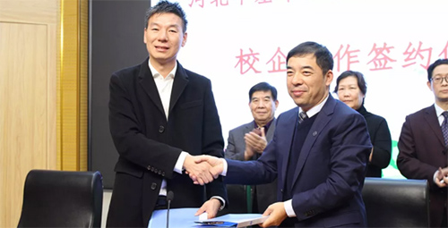 校企双方领导签字并交换协议书 校企双方领导签字并交换协议书